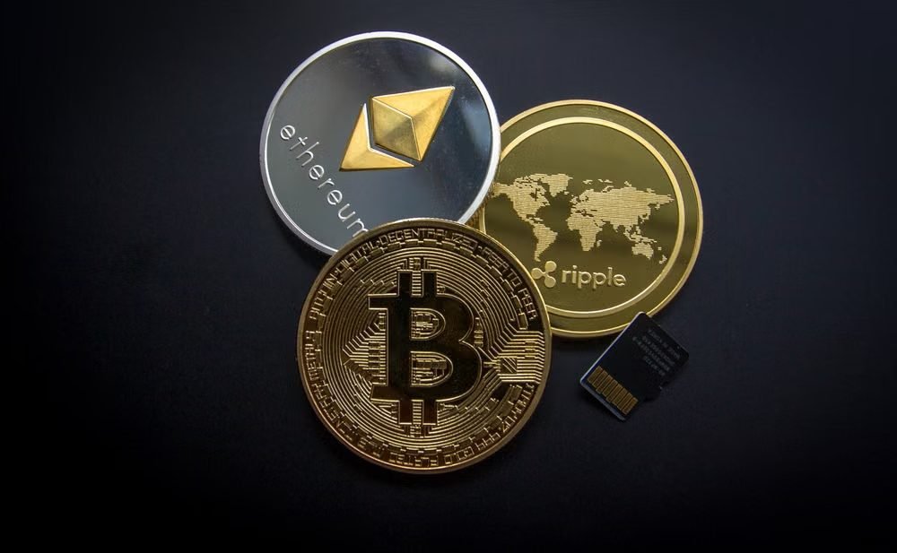 Moedas de criptomoedas, entre elas o bitcoin