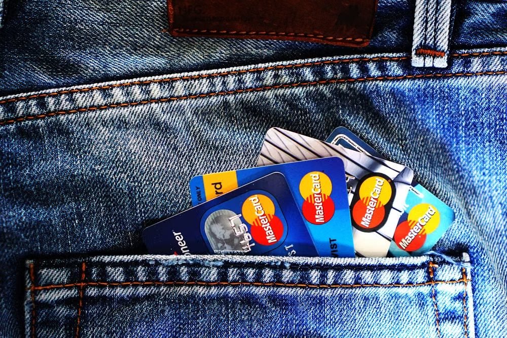 Cartões no bolso da calça jeans