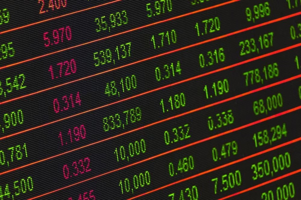 Painel eletrônico com cotações da bolsa