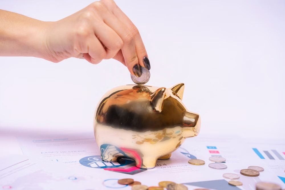 Cofrinho ao lado de documentos financeiros