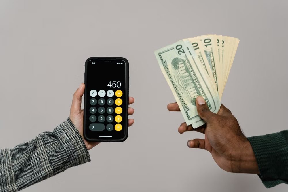 Contando dinheiro com auxílio de uma calculadora